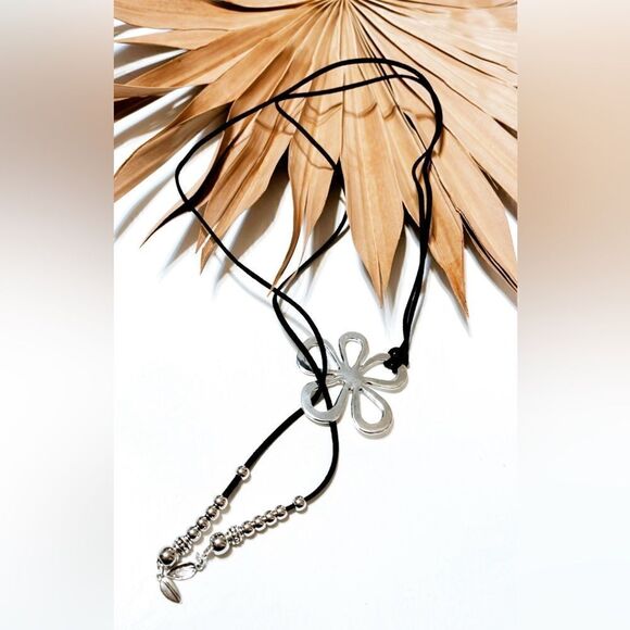 Silver flower necklace #1014 - Picture 2 of 3